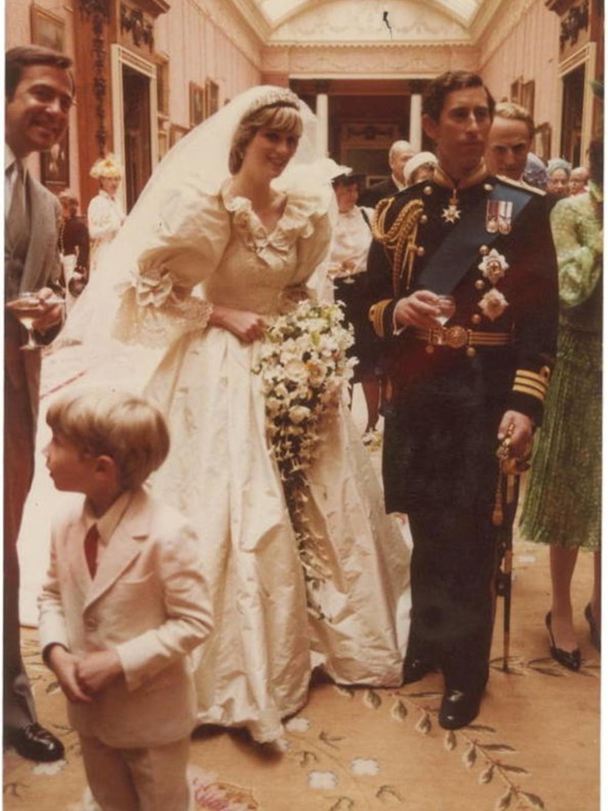 La princesa Diana con su el príncipe Carlos en Buckingham Palace, el día de su enlace.