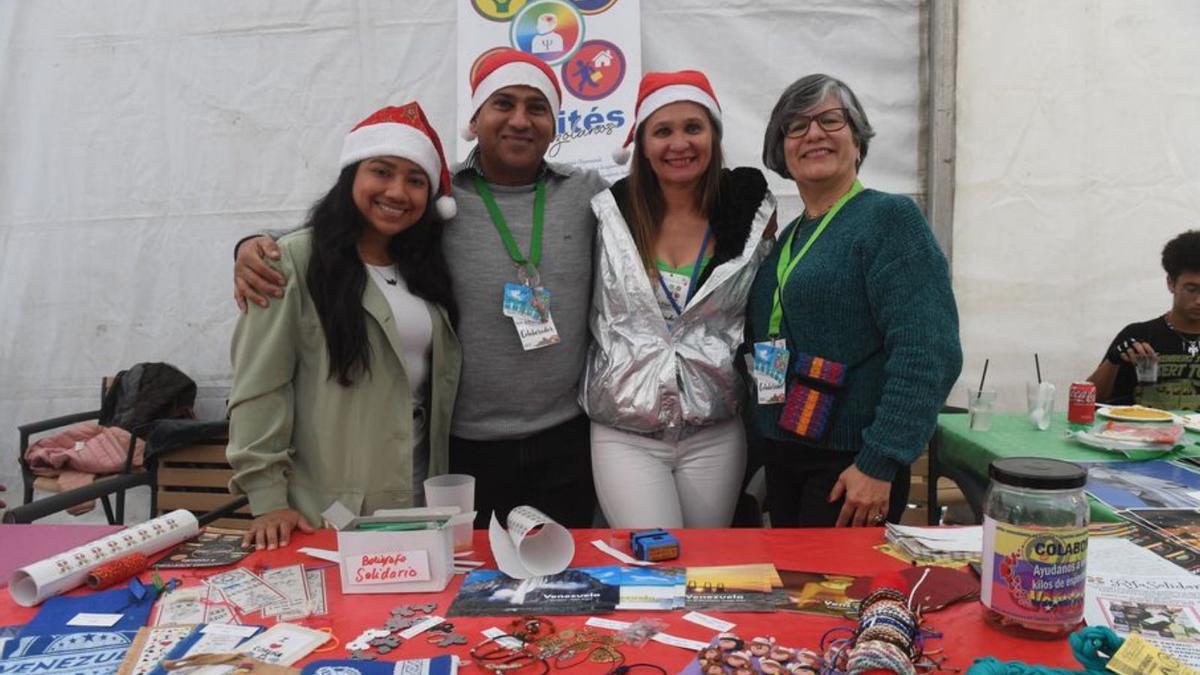 Deiglis, venezolana en A Coruña, acompañada en su puesto en el que recaudan fondos para ayuda humanitaria.