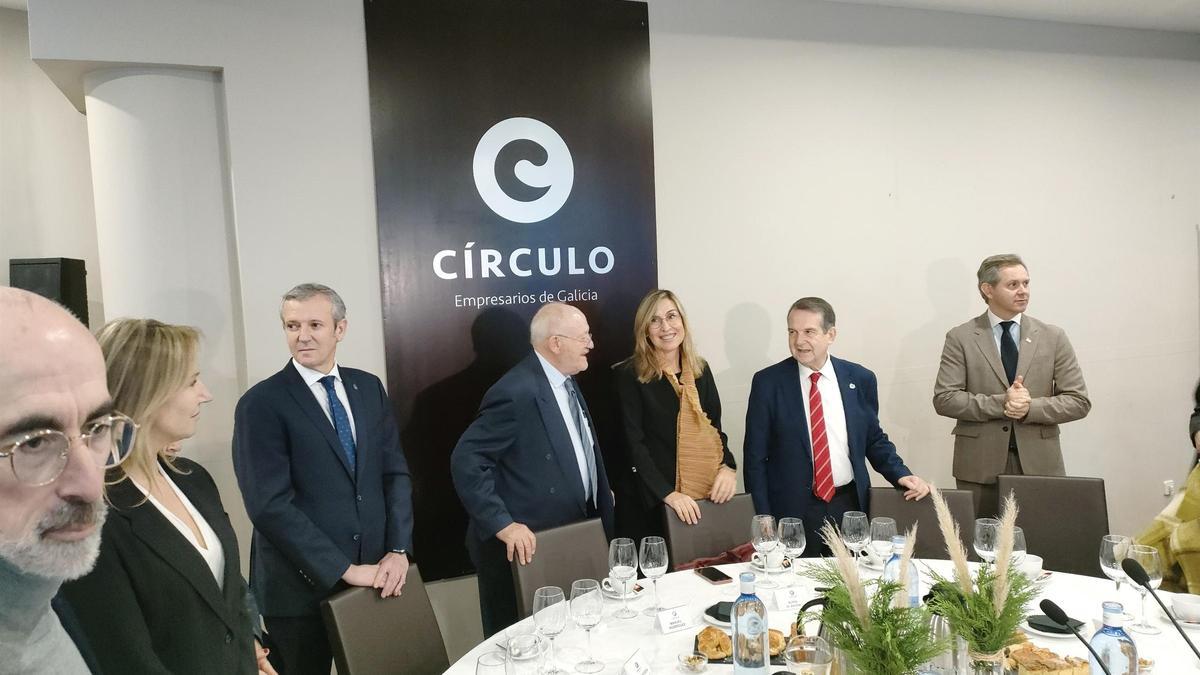 El presidente de la Xunta, Alfonso Rueda, en el Círculo de Empresarios de Galicia, junto al presidente del Círculo, Manuel Rodríguez; el alcalde de Vigo, Abel Caballero; y otras autoridades.