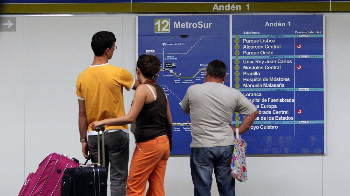 Imagen de archivo de una familia consultando el mapa de MetroSur, la línea 12 del Metro de Madrid
