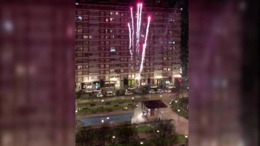 Fuegos artificiales para recibir al 2018 en el barrio de La Arena (Giijón)