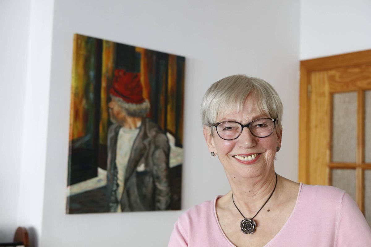 Anna Dross mit einem ihrer auf Mallorca entstandenen Bilder im Hintergrund.