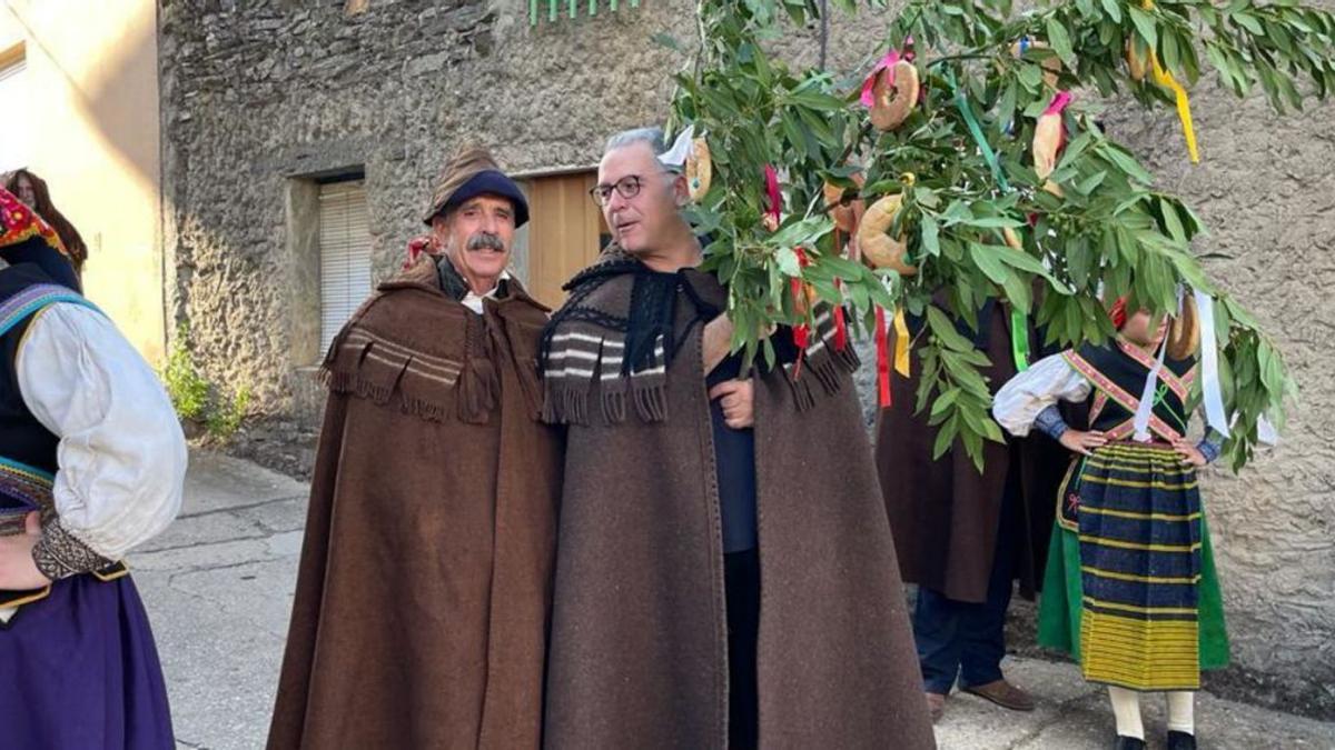 Arriba, el diputado provincial de Cultura, Jesús María Prada, sostiene el Ramo de la boda junto al exdiputado del mismo área, José Luis Bermúdez. Abajo, dos de los pintores que participaron en la iniciativa “Pintando en Sejas”. 