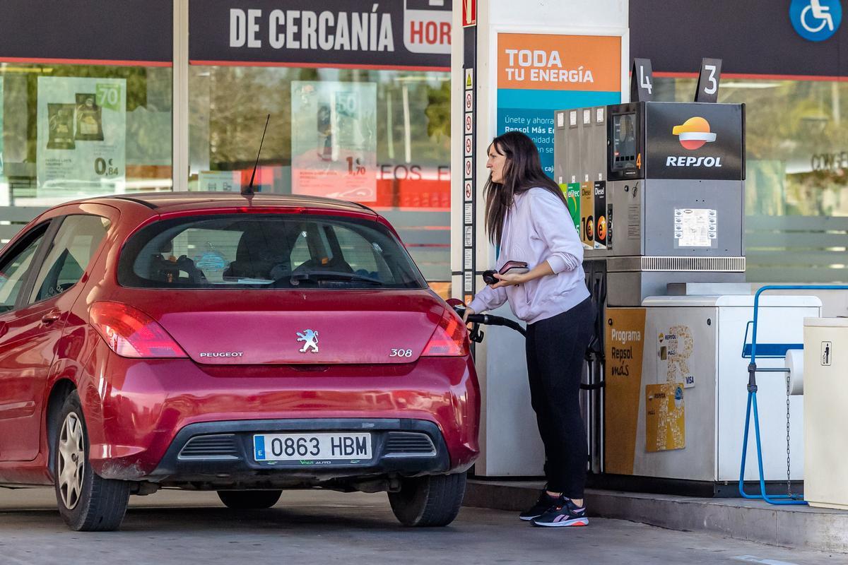 Una clienta reposta en una estación de servicio de la provincia de Alicante.