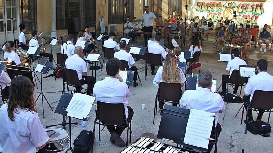 La banda al pati de la seua seu, al carrer Méndez Núñez de València.