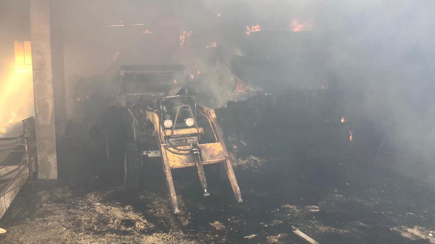 Las llamas devoran un tractor en un incendio en una nave ganadera de Benavente
