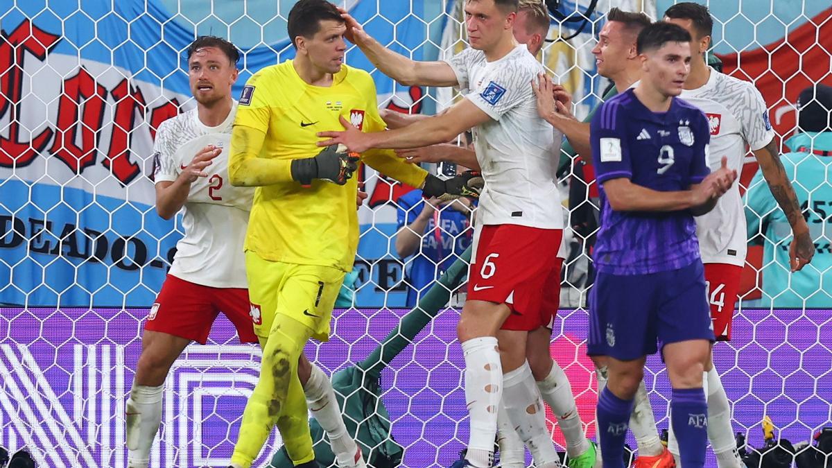 Wojciech Szczesny es felicitado por sus compañeros tras parar el penalti a Leo Messi en el Argentina-Polonia del Mundial de Catar