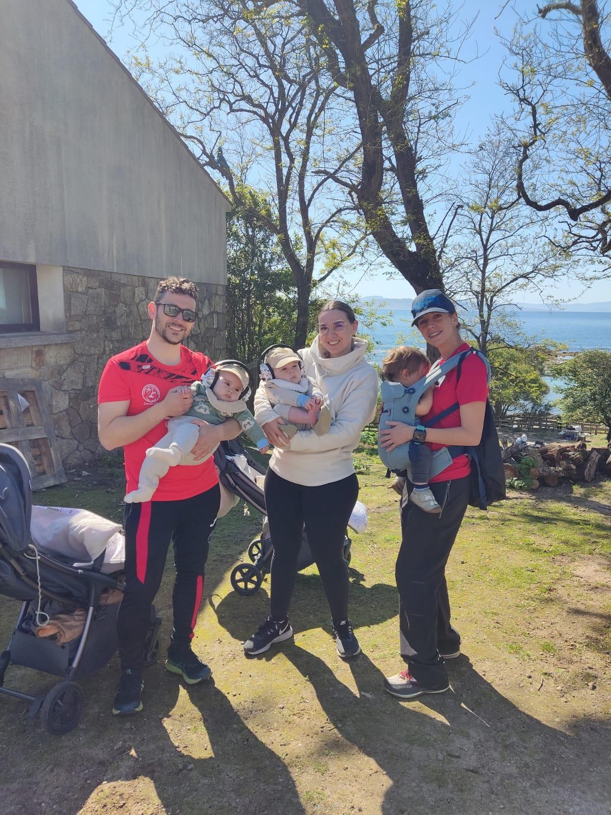 Familias con los participantes más jóvenes en la "andaina" de la IX Volta á Illa de Ons.
