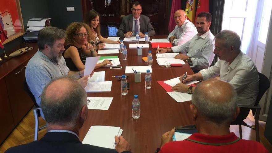 Imagen de la reunión de esta mañana en el ayuntamiento