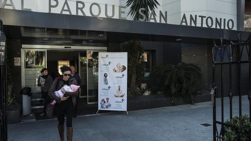 Una mujer y su bebé salen hoy del Hospital Parque San Antonio de Málaga, donde esta madrugada Chabelita, la hija de la tonadillera Isabel Pantoja, ha dado a luz a un varón.