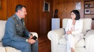 La alcaldesa Darias mantiene un encuentro con Juan Hernández Mosquera, general jefe de la Guardia Civil de Canarias