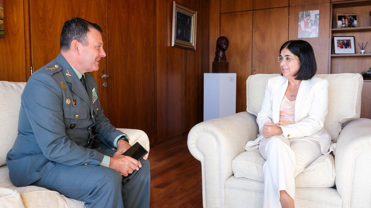La alcaldesa Darias mantiene un encuentro con Juan Hernández Mosquera, general jefe de la Guardia Civil de Canarias.