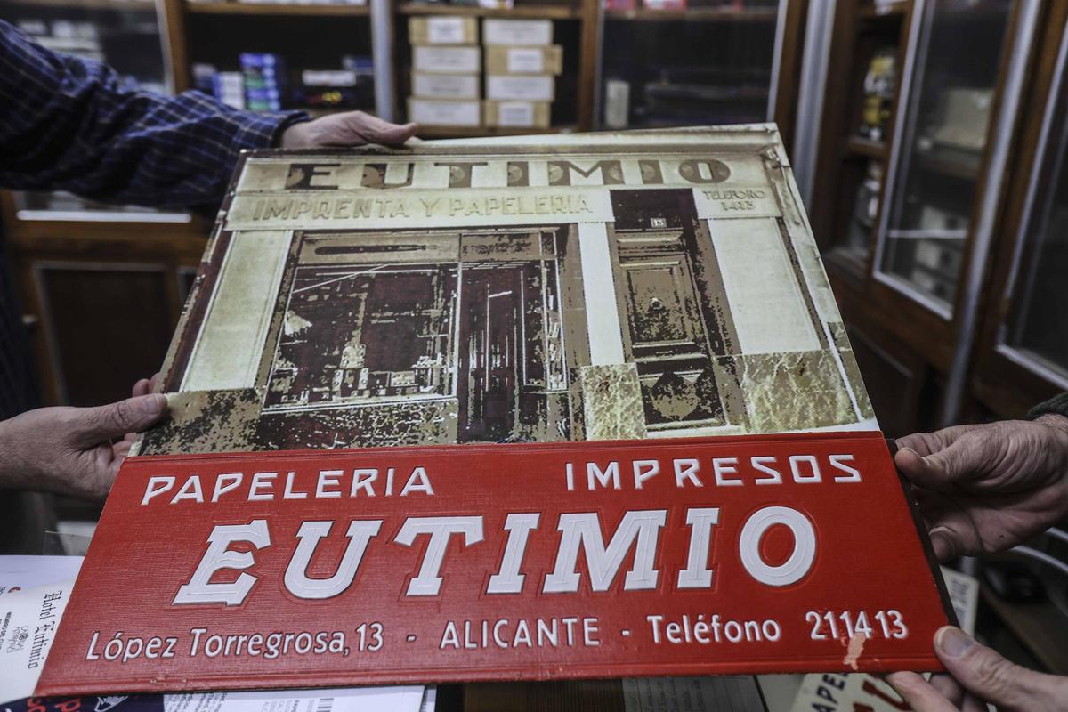 La despedida de Eutimio, una papelería con casi un siglo de vida en Alicante La despedida de Eutimio, una papelería con casi un siglo de vida en Alicante