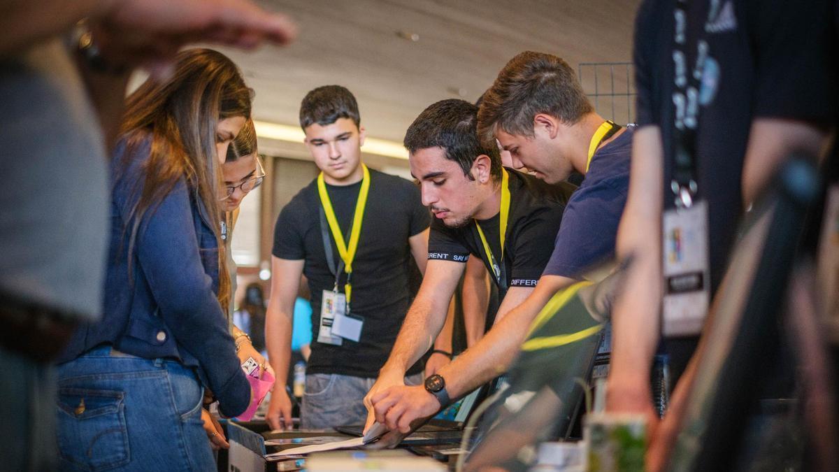 Jóvenes durante un foro de empleo tecnológico en Tenerife