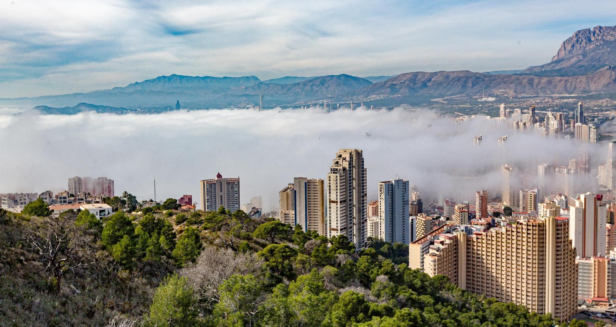 La niebla devora los rascacielos de Benidorm