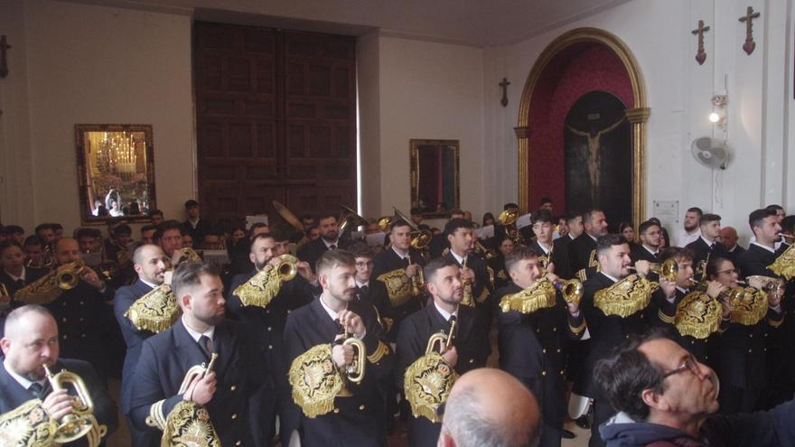 Concierto de la banda del Carmen ante las imágenes del Resucitado y la Reina de los Cielos
