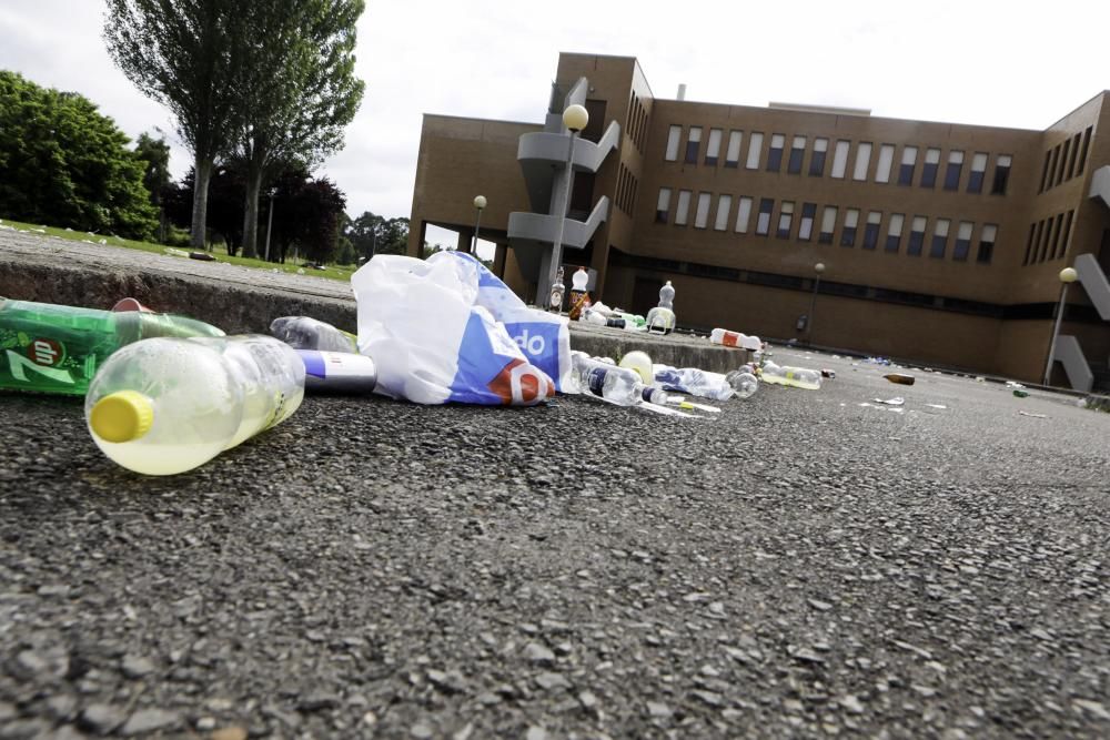 Restos de basura tras un "macrobotellón" en la EPI