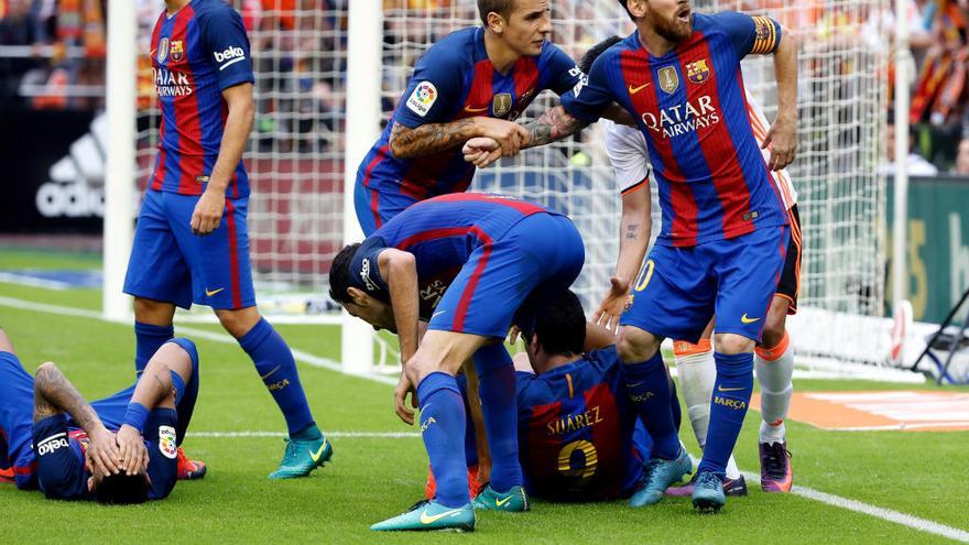 Los jugadores del Barça, en el suelo.