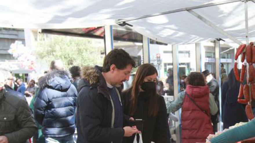 Venta de rosquillas en las fiestas de San Lázaro.   | // I.OSORIO