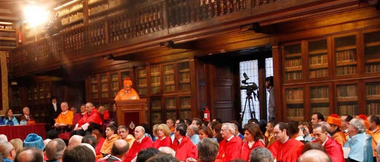 Profesores de la Universidad de Oviedo, durante un acto académico.