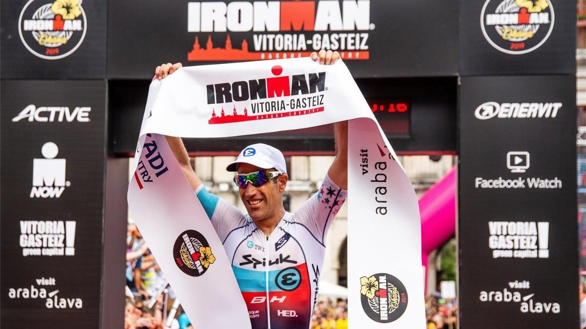 El español Eneko Llanos tras proclamarse ganador del Ironman de Vitoria en 2019