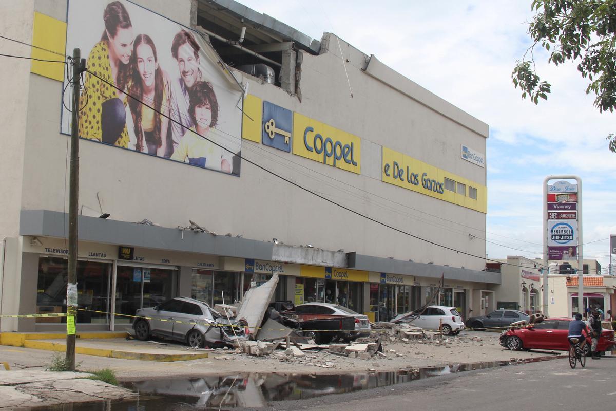 Powerful quake damages Mexican department store’s facade Powerful quake damages Mexican department store’s facade