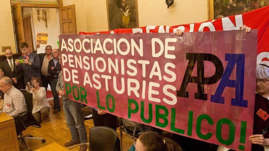 Pancarta desplegada en el salón de plenos por un grupo de pensionistas a la hora de la votación de la declaración institucional.