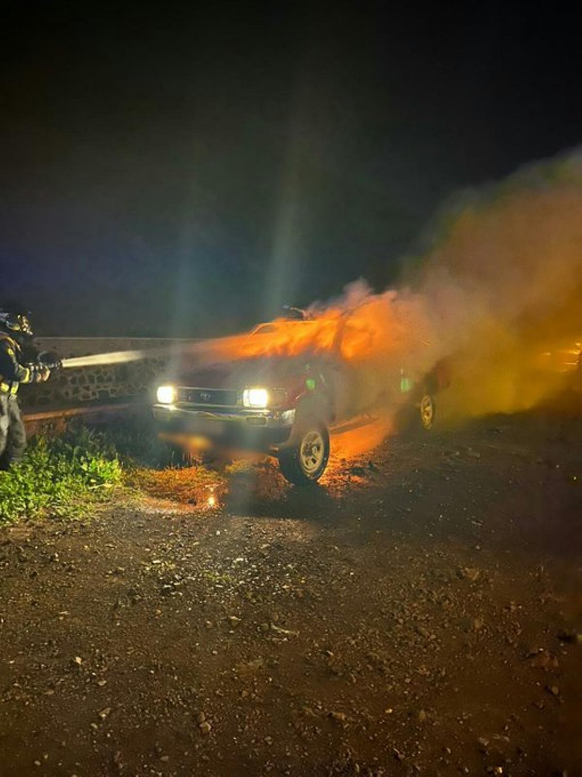 Vehículo incendiado en San Andrés, en Santa Cruz de Tenerife.