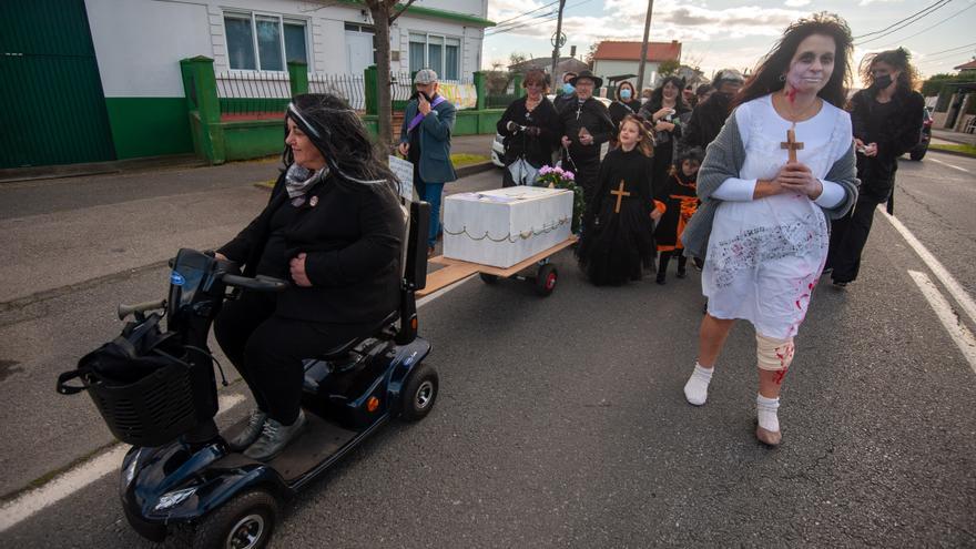 Residentes en O Couto en Oleiros escenifican una procesión fúnebre por una muerte por atropello en la carretera para pedir un paso peatonal