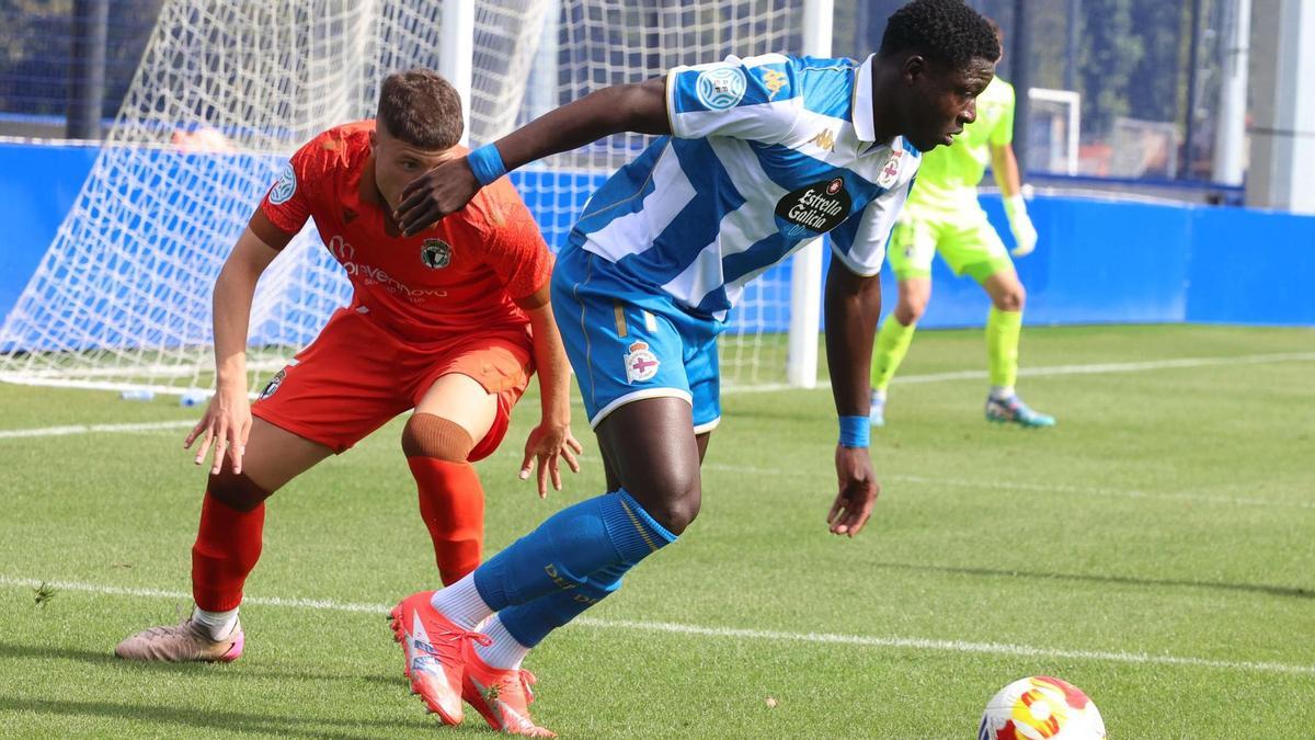 Mané encara a un jugador del Burgos Promesas en el duelo de la primera vuelta en Abegondo.