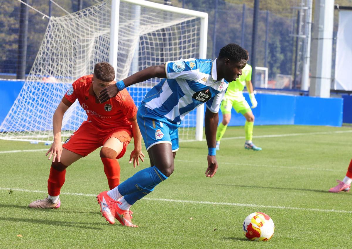 Mane encara a un jugador del Burgos Promesas en el duelo de la primera vuelta en Abegondo.