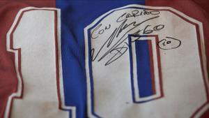 La camiseta de Maradona, expuesta en el Museo del Camp Nou, con su firma.