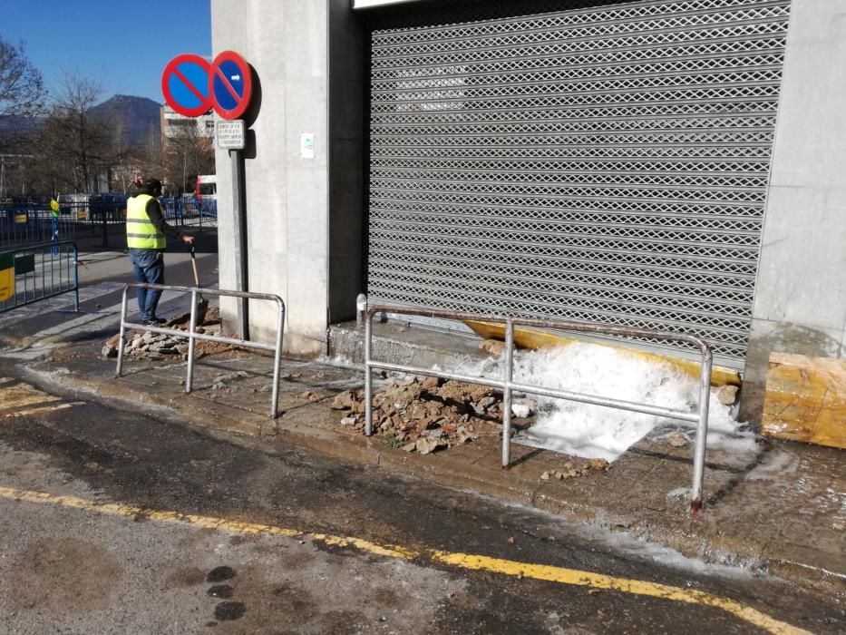 Unes obres causen una fuita d'aigua a la plaça Catalunya de Manresa