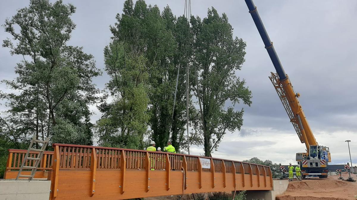 Veinte metros de longitud y ocho toneladas de peso: así es la nueva pasarela que comunica Lugones y La Fresneda