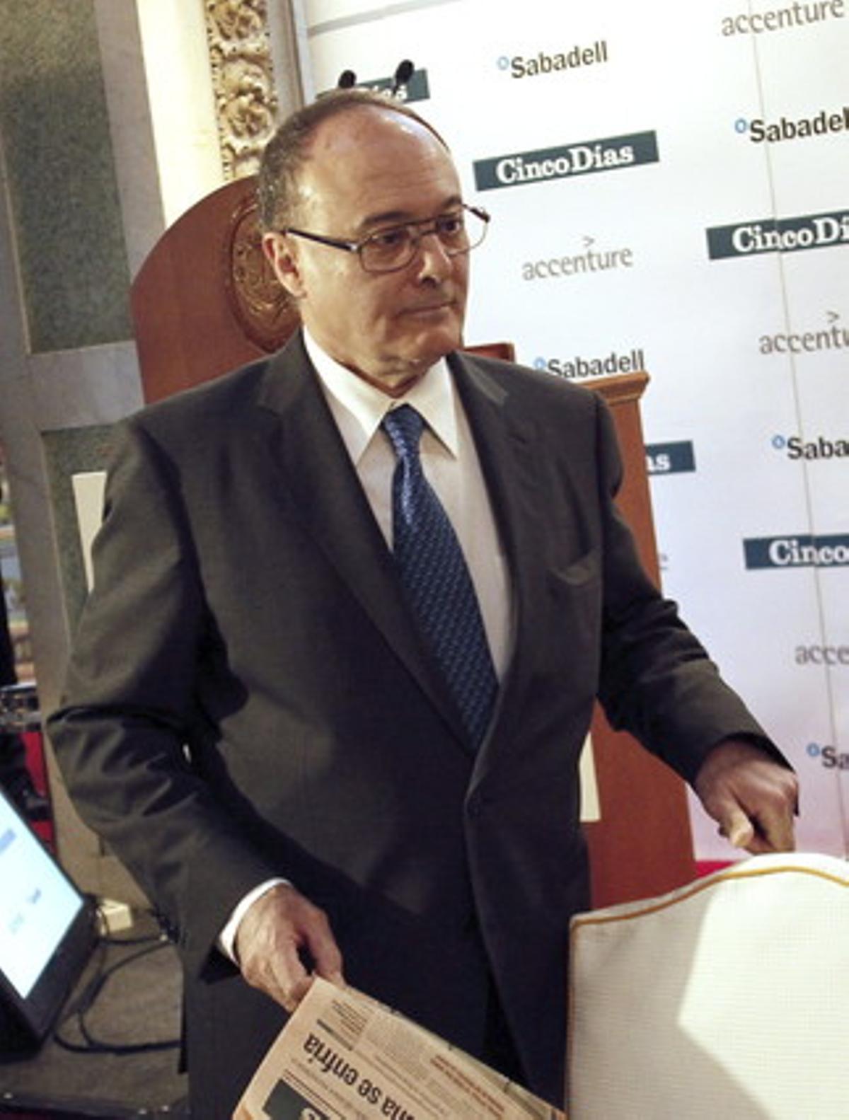 El governador del Banc d’Espanya, Luis María Linde, arriba a l’esmorzar de treball, aquest dimecres a Madrid.