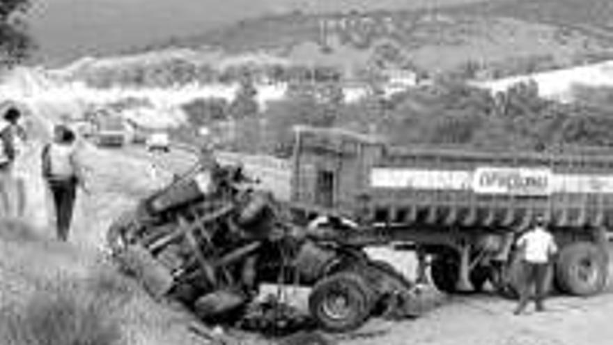 UN HERIDO AL VOLCAR UN CAMION