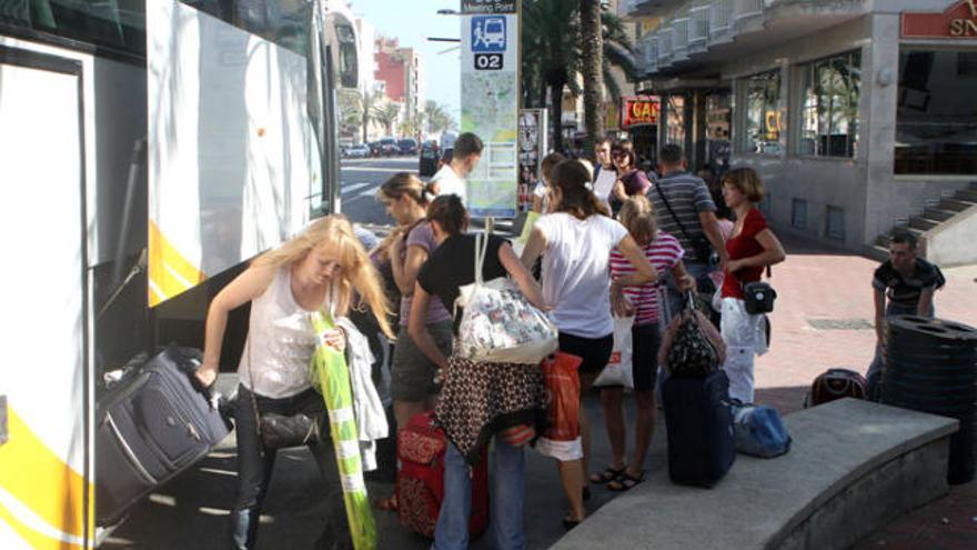 Turistes amb maletes a Lloret a punt d&#039;abandonar el poble en els típics canvis de clients.