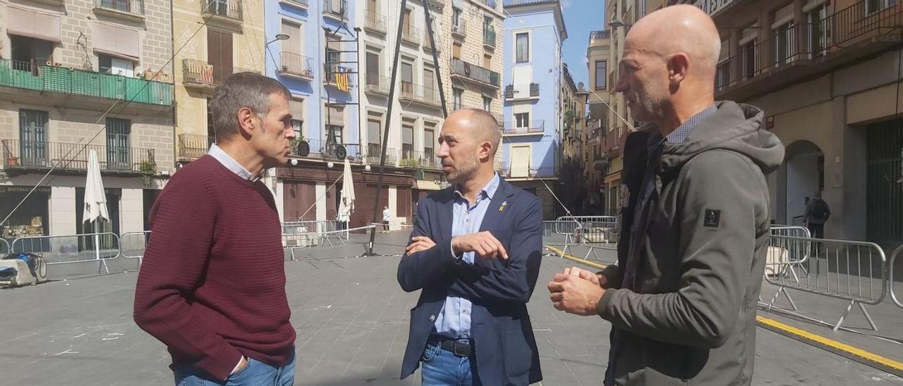 Calmet, Aloy i López, ahir a la plaça Major després d’anunciar que la zona blava serà municipal | J.M.G