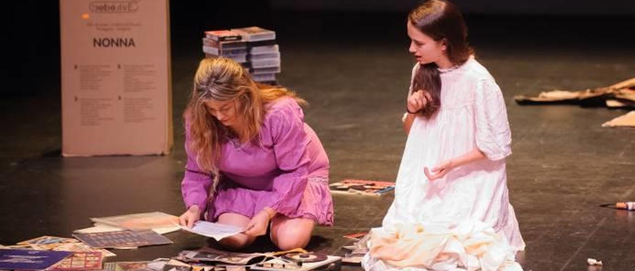 Isabel Serrano Baena, a la izquierda, durante una representación de «FrágilXs», la obra de teatro donde rememora el suceso y sus secuelas a través de la historia de su familia.