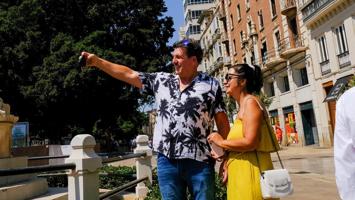 Los turistas extranjeros disfrutan del penúltimo día de la Feria de Málaga