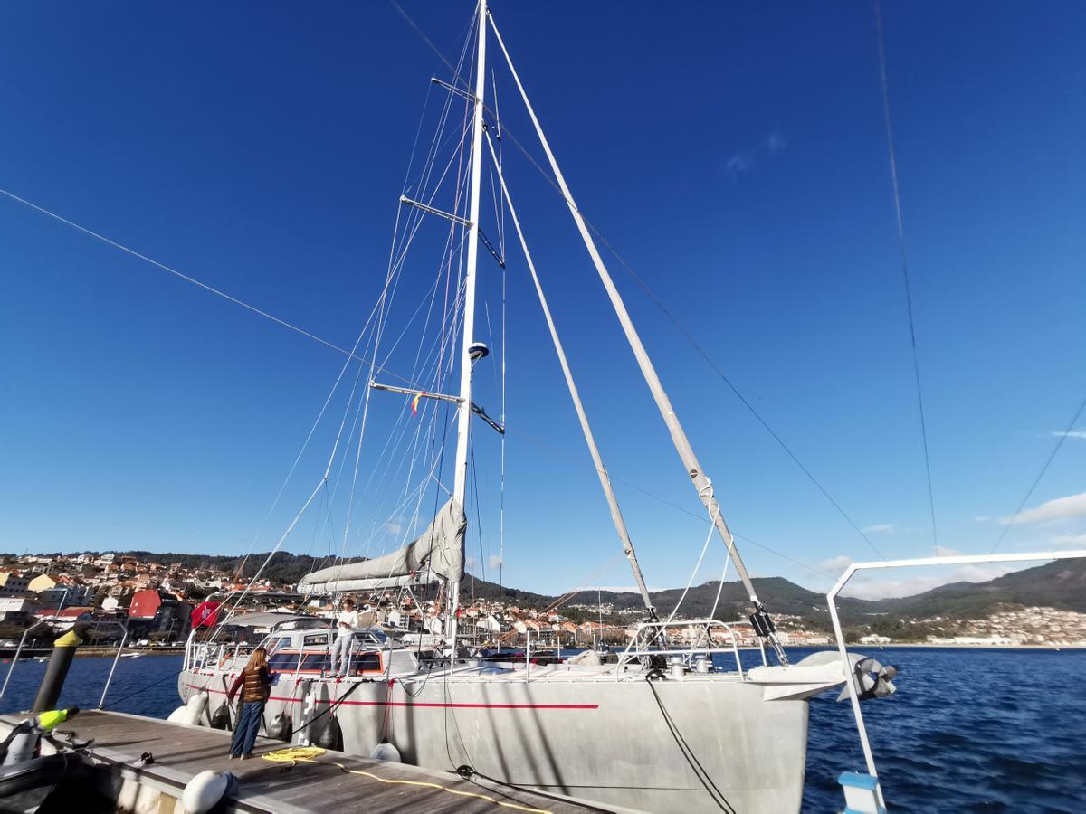 Una vista del velero de aluminio, con bandera de Suiza, amarrado en &quot;Moaña Mar&quot;.