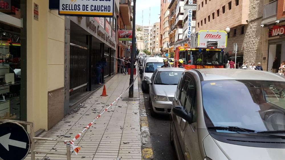 Cae parte de la fachada de UGT de Alicante