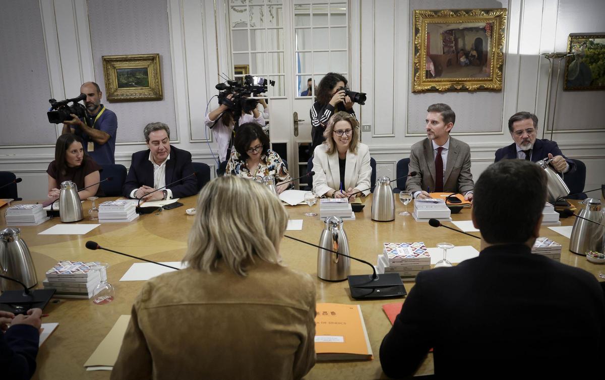 Los portavoces de Vox y PP en la junta de síndics, este martes en las Corts.