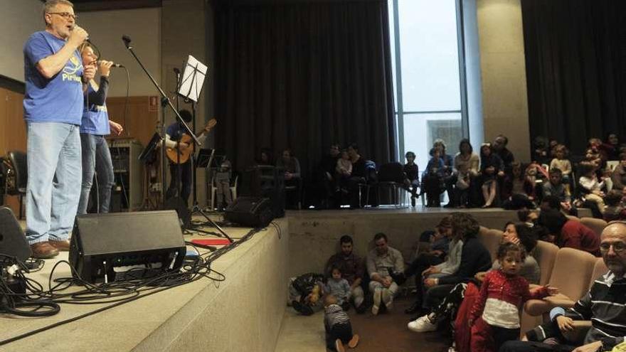 O grupo Pirilampo, durante unha das súas actuacións, no Museo de Belas Artes.