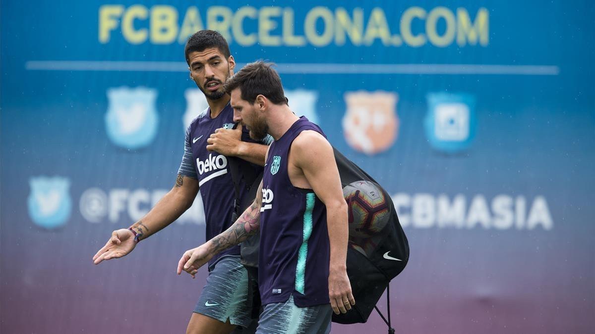 Suárez y Messi, en el inicio del entrenamiento del Barcelona en la ciudad deportiva de Sant Joan Despí.