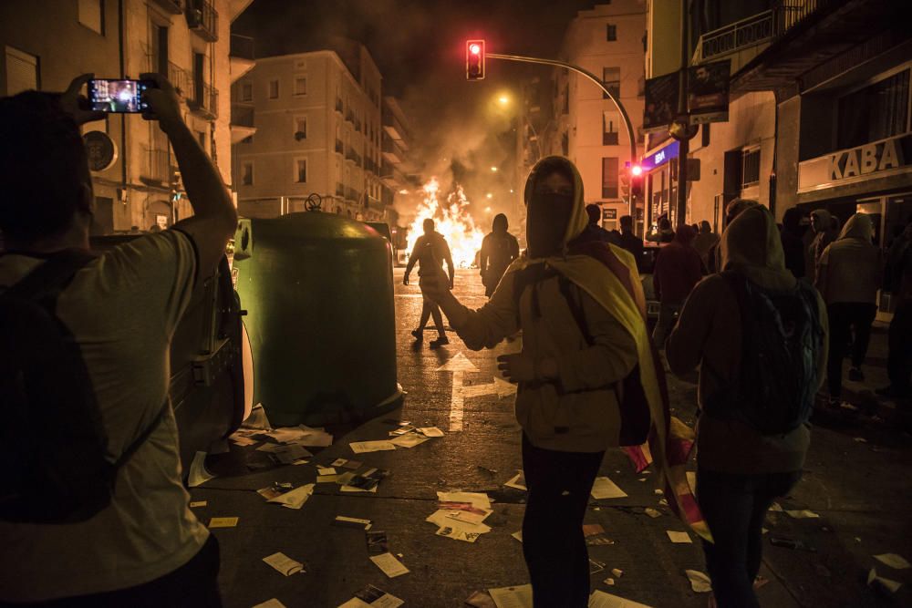 Càrregues i contenidors cremats al centre de Manresa al final de la protesta a la caserna