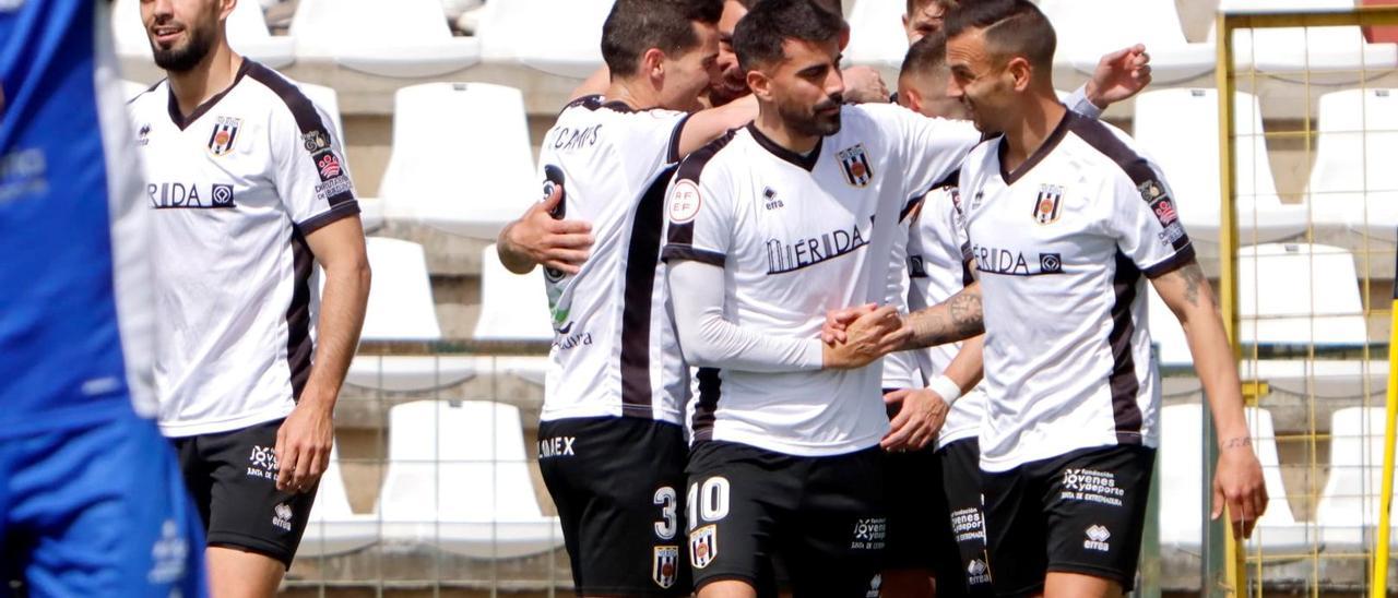 Jugadores del AD Mérida celebran un gol.