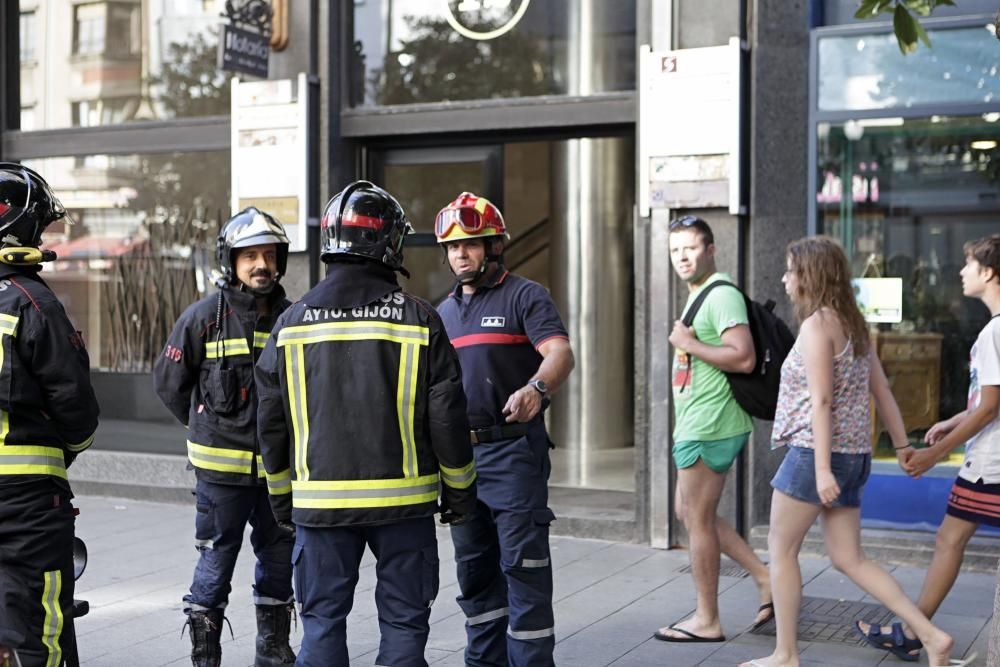 Despliegue de bomberos en Gijón