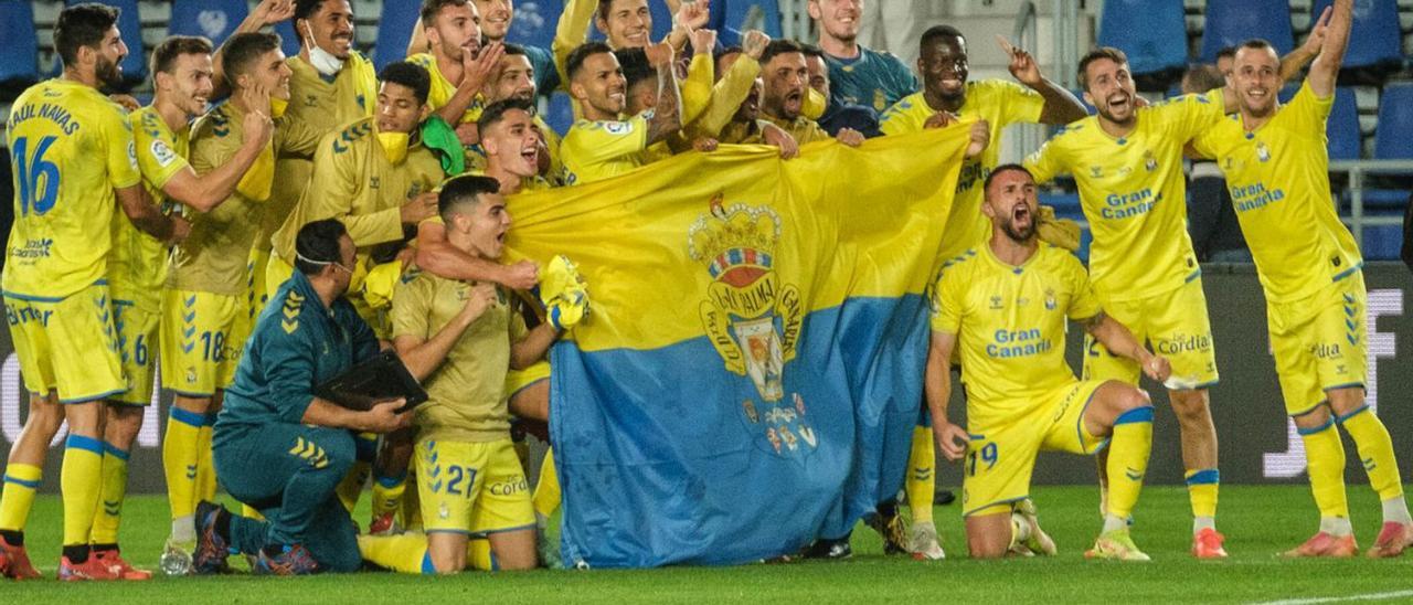 La foto del éxtasis del plantel amarillo, el pasado 2 de enero, tras tomar el Heliodoro en la victoria del ‘Centenariazo’.  | | LOF