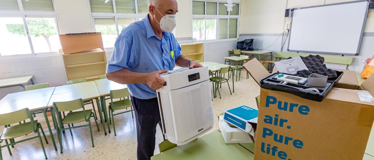 Todas las aulas de centros educativos de Benidorm contarán este año con purificadores para evitar la transmisión del virus.